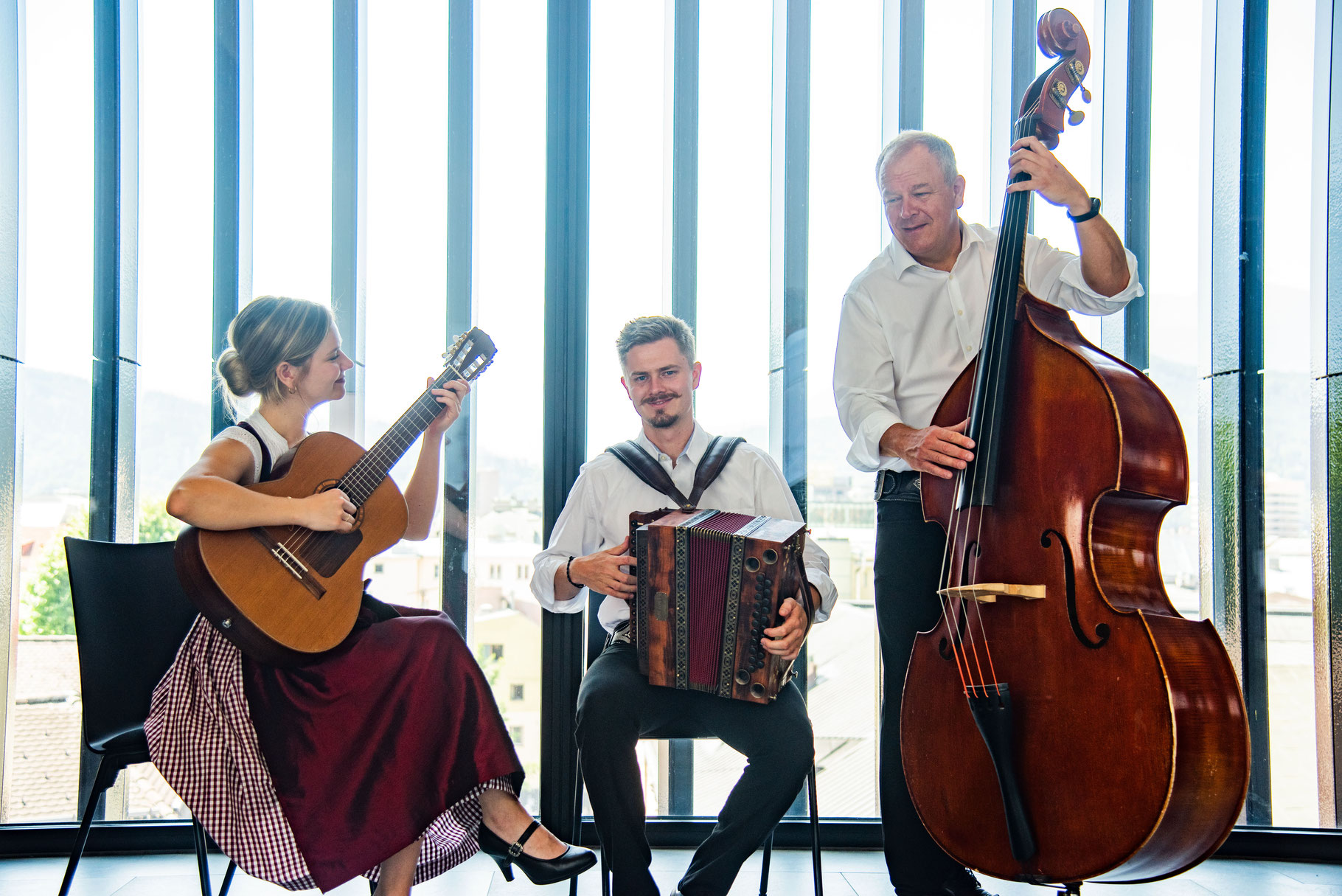 familienmusik-runggatscher-beim-musizieren